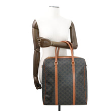 将图像加载到图库查看器中，CELINE Triomphe Vertical Travel Bag Black/Tan194822 PVC Leather
