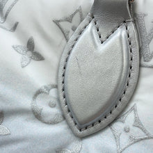 Load image into Gallery viewer, LOUIS VUITTON LV SKI Onthego FrostM11847 Monogram・Nylon Size MM
