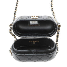 将图像加载到图库查看器中，CHANEL Matelasse Airpods Case BlackAP2207 Lambskin
