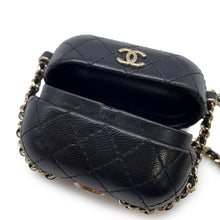 将图像加载到图库查看器中，CHANEL Matelasse Airpods Case BlackAP2207 Lambskin
