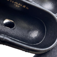 将图像加载到图库查看器中，CHANEL Matelasse Airpods Case BlackAP2207 Lambskin

