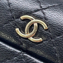 将图像加载到图库查看器中，CHANEL Matelasse Airpods Case BlackAP2207 Lambskin
