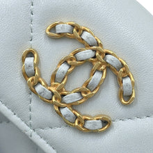 将图像加载到图库查看器中，CHANEL CHANEL19 Matelasse Chain Wallet Light BlueAP1787 Lambskin
