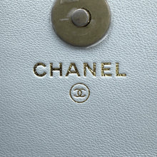 将图像加载到图库查看器中，CHANEL CHANEL19 Matelasse Chain Wallet Light BlueAP1787 Lambskin
