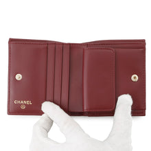 将图像加载到图库查看器中，CHANEL Matelasse Compact Wallet BurgundyAP4806 Caviar Leather
