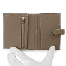 将图像加载到图库查看器中，HERMES Bean compact Etoupe Epsom
