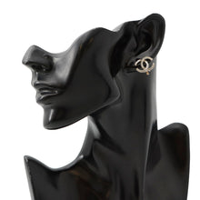 将图像加载到图库查看器中，CHANEL Earring CC Logo Metal
