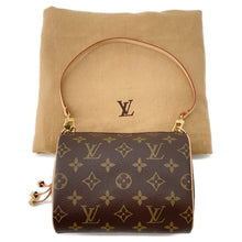 将图像加载到图库查看器中，LOUIS VUITTON Baguette SPO Red Monogram

