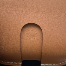 将图像加载到图库查看器中，HERMES AirPodsProCase Gold Swift Leather
