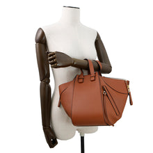 将图像加载到图库查看器中，LOEWE hammock RustyA53835X18 Calf Leather Size Small
