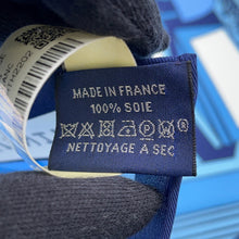 将图像加载到图库查看器中，HERMES Carre Midnight Fauvele Minuit au Faubourg Size 70 Marine/Ciel/White Silk100%
