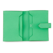 将图像加载到图库查看器中，HERMES Bearn Card Case VertComic Chevre Myzore Goatskin
