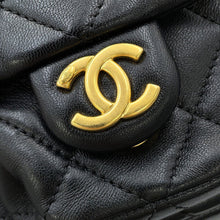 将图像加载到图库查看器中，CHANEL Maxi Hobo Bag BlackAS5302 Shiny Lambskin
