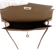 将图像加载到图库查看器中，HERMES PochetteKelly Etoupe Swift Leather
