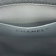 将图像加载到图库查看器中，CHANEL Backpack SilverAS5310 Metalic Lambskin
