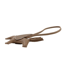 将图像加载到图库查看器中，HERMES Rodeo Pegasus Etoupe Lambskin Size PM
