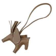 将图像加载到图库查看器中，HERMES Rodeo Pegasus Etoupe Lambskin Size PM
