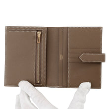 将图像加载到图库查看器中，HERMES BEAN Compact Etoupe Epsom
