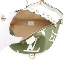 将图像加载到图库查看器中，LOUIS VUITTON Bumbag Khaki/White/BeigeM44611 Monogram Monogram Giant
