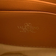 将图像加载到图库查看器中，Valentino Garavani Rock Studded 2-Way Bucket Handbag Beige/Brown4W2P0W31MZI Raffia Leather

