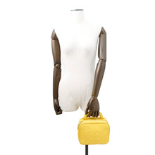 将图像加载到图库查看器中，CHANEL Top handle 2-way vanity bag YellowA07060 Caviar Leather
