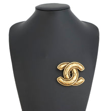 将图像加载到图库查看器中，CHANEL Matelasse CC LogoBrooch Gold Metal
