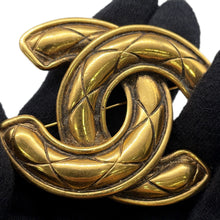 将图像加载到图库查看器中，CHANEL Matelasse CC LogoBrooch Gold Metal
