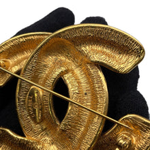 将图像加载到图库查看器中，CHANEL Matelasse CC LogoBrooch Gold Metal
