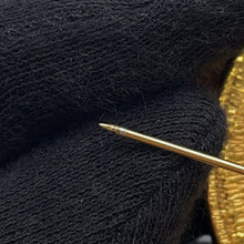 将图像加载到图库查看器中，CHANEL Matelasse CC LogoBrooch Gold Metal
