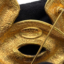 将图像加载到图库查看器中，CHANEL Matelasse CC LogoBrooch Gold Metal

