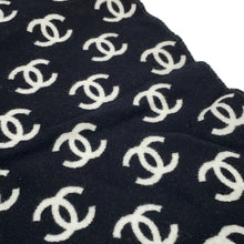 将图像加载到图库查看器中，CHANEL Reversible CC Logo Scarf Black/WhiteAA7067 Wool 92% Cashmere8%
