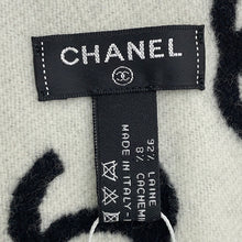 将图像加载到图库查看器中，CHANEL Reversible CC Logo Scarf Black/WhiteAA7067 Wool 92% Cashmere8%

