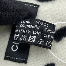将图像加载到图库查看器中，CHANEL Reversible CC Logo Scarf Black/WhiteAA7067 Wool 92% Cashmere8%
