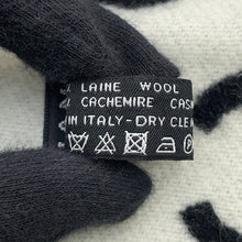 将图像加载到图库查看器中，CHANEL Reversible CC Logo Scarf Black/WhiteAA7067 Wool 92% Cashmere8%
