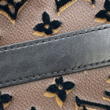 Load image into Gallery viewer, LOUIS VUITTON Triangle Messenger NoirM45070 Monogram / Toughtage
