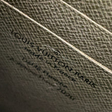 将图像加载到图库查看器中，LOUIS VUITTON Phone box Khaki/BrownM30581 Taiga Leather Monogram
