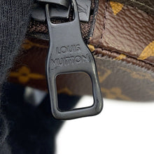 将图像加载到图库查看器中，LOUIS VUITTON Phone box Khaki/BrownM30581 Taiga Leather Monogram
