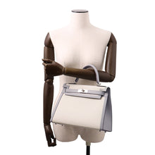 将图像加载到图库查看器中，HERMES Kelly Sellier Ecru/Blue Gacier Toile H Swift Leather Size 28
