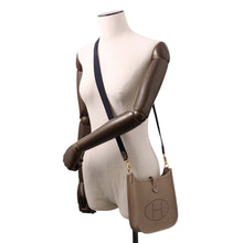 将图像加载到图库查看器中，HERMES Evelyne Long Etoupe/Blue Indigo Taurillon Clemence Size TPM
