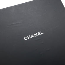 将图像加载到图库查看器中，CHANEL Reversible CC Logo Scarf Black/WhiteAA7067 Wool 92% Cashmere 8%
