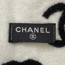 将图像加载到图库查看器中，CHANEL Reversible CC Logo Scarf Black/WhiteAA7067 Wool 92% Cashmere 8%
