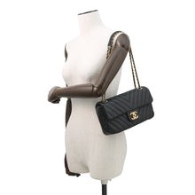 将图像加载到图库查看器中，CHANEL Chevron Bag Charm with Chain Shoulder Black Lambskin Size 25
