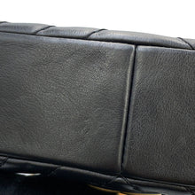 将图像加载到图库查看器中，CHANEL Chevron Bag Charm with Chain Shoulder Black Lambskin Size 25
