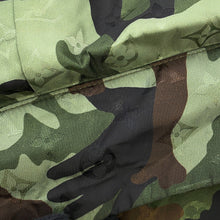将图像加载到图库查看器中，LOUIS VUITTON Camo Windbreaker Monogram Nylon Parka Size 56 GreenHJB08W Nylon100%
