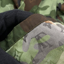 将图像加载到图库查看器中，LOUIS VUITTON Camo Windbreaker Monogram Nylon Parka Size 56 GreenHJB08W Nylon100%
