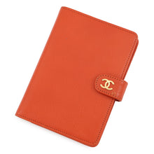 将图像加载到图库查看器中，CHANEL Notebook cover Orange Leather
