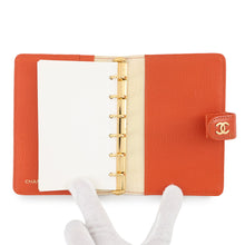 将图像加载到图库查看器中，CHANEL Notebook cover Orange Leather
