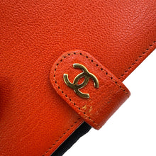 将图像加载到图库查看器中，CHANEL Notebook cover Orange Leather
