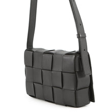 将图像加载到图库查看器中，Bottega Veneta Maxi INTRECCIATO Cassette Shoulder Bag Black578004 Lambskin

