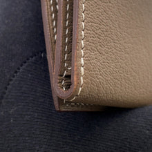 将图像加载到图库查看器中，HERMES Bearn Dupri Etoupe Chevre Myzore Goatskin
